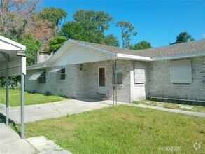 Building Photo - 209 Pinehurst Dr