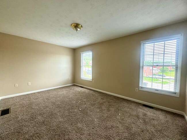 Building Photo - 2031 Edgewood Dr