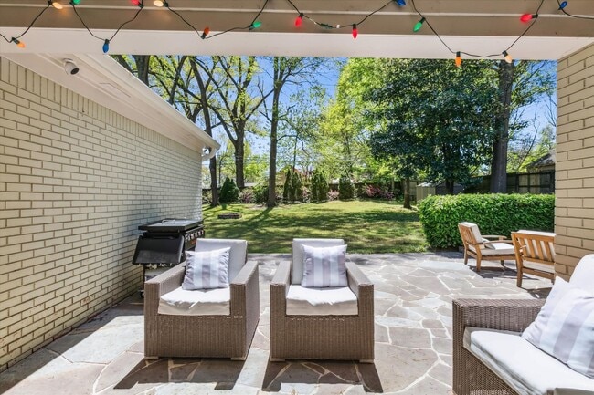 Building Photo - 5 bedroom 3 bathroom with over 3,500 square feet in East Memphis near Walnut Grove and Perkins