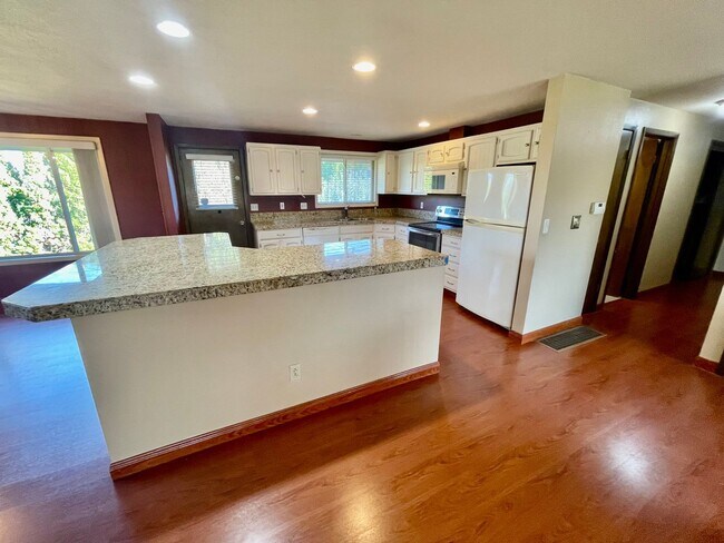 Building Photo - Sprawling 5bd/3bath Split-Level Home | Sto...