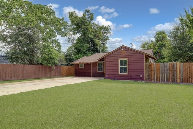 Building Photo - 8159 Glenhollow Dr