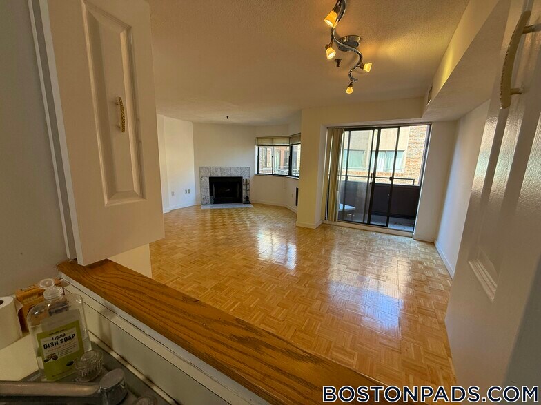 Building Photo - 147 Kelton St