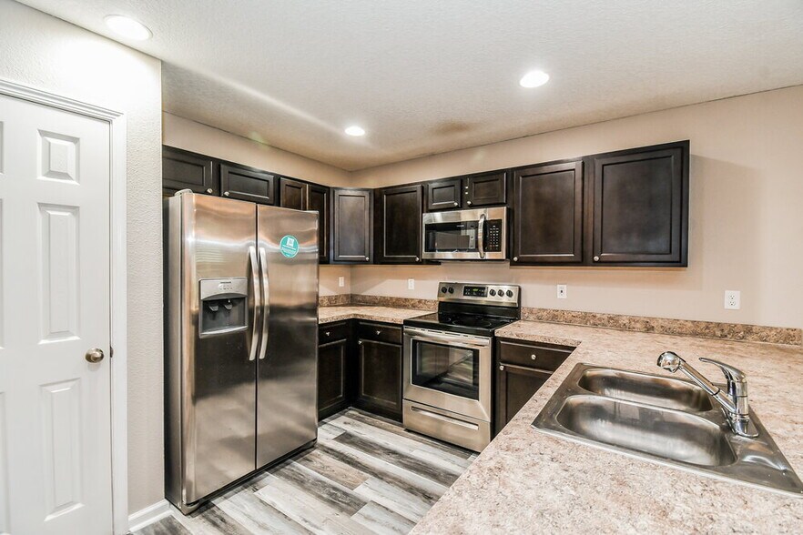 Building Photo - 1217 Sarahs Landing Dr