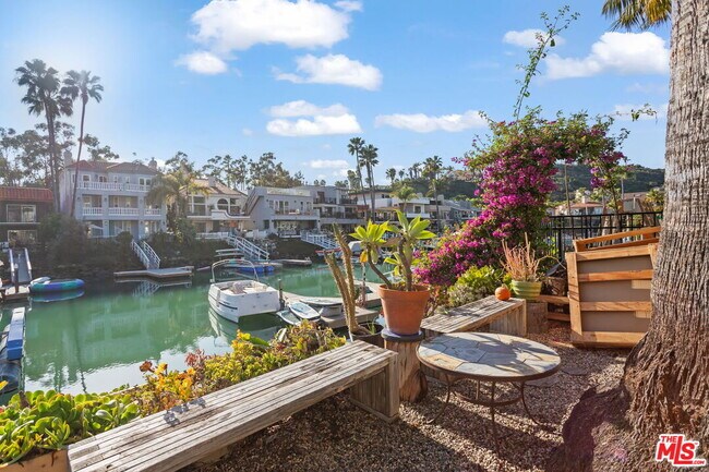 Building Photo - 4637 Park Dr