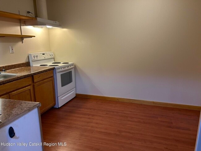 Building Photo - 605 NY-295