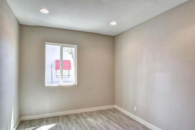 Building Photo - 4005 N 15th Ave