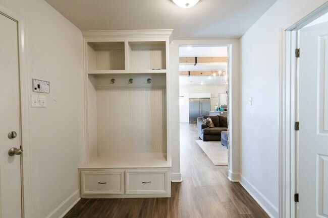 Building Photo - Luxury 4-Bedroom, 3-Bathroom Home in Kelse...