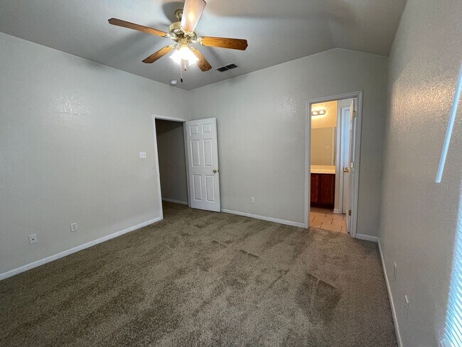 Building Photo - 1906 Charleston Ct