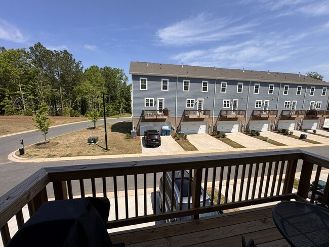 Building Photo - Fully Furnished Water front Community