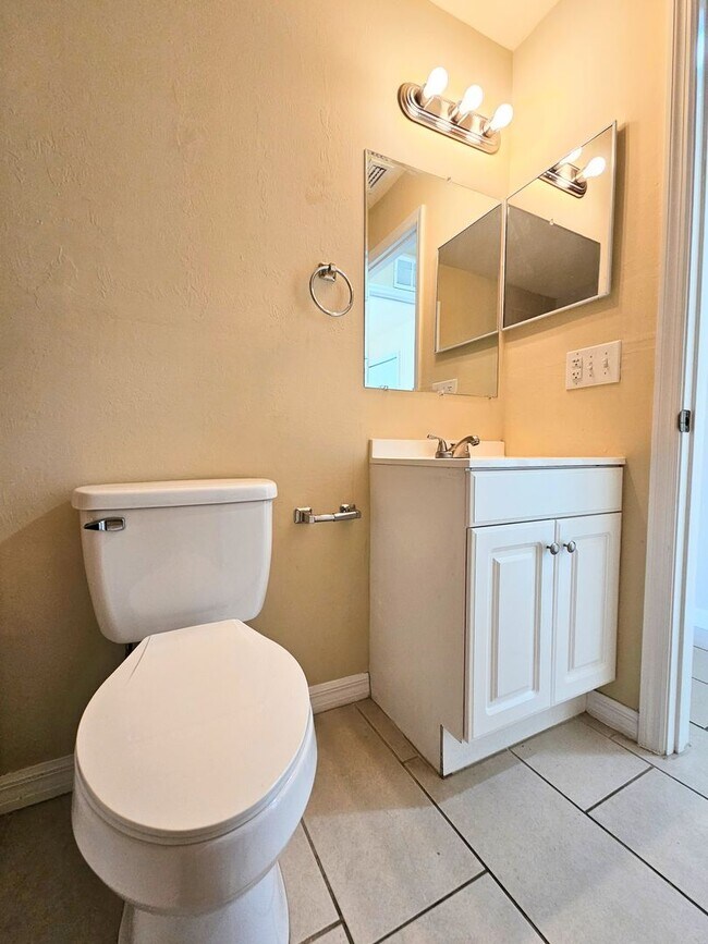 Building Photo - Charming 3BR/2BA