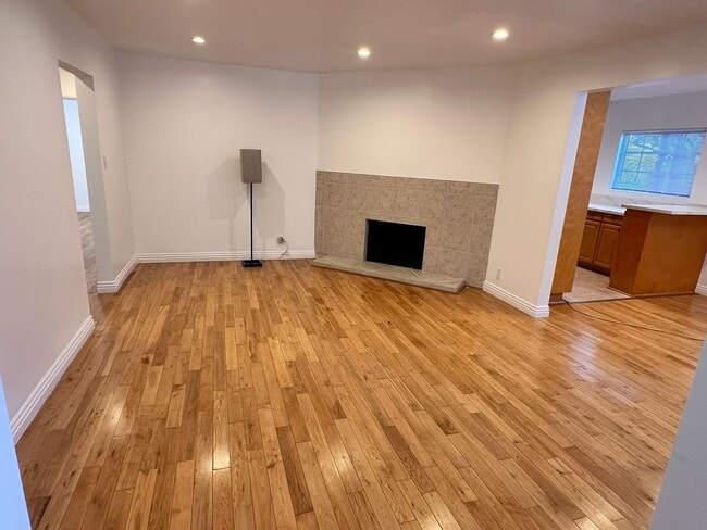 Building Photo - Front Home of Single Family Duplex in Gardena