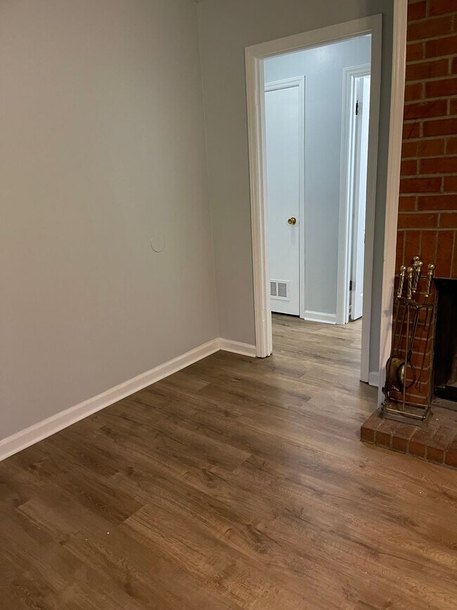 Building Photo - 2 Bedroom/ 1.5 Bathroom Duplex on Old Epps Bridge Rd!  Available early June!