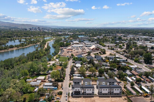 Building Photo - 479 E Violets Cv Ln