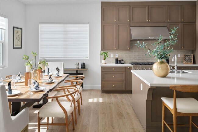 Building Photo - Model-Perfect 5 Bedroom Home in Valencia!