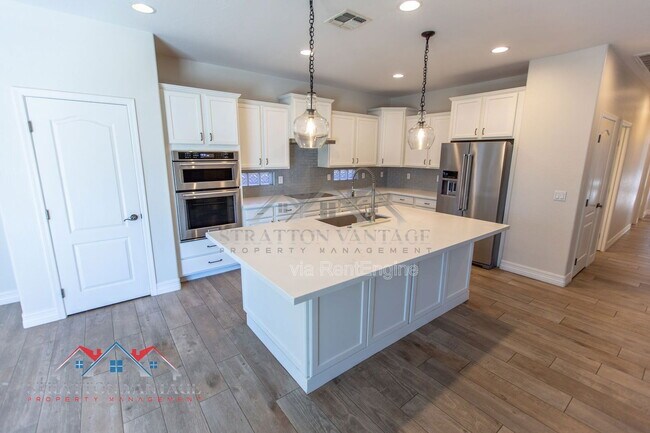 Building Photo - 661 E Julian Dr