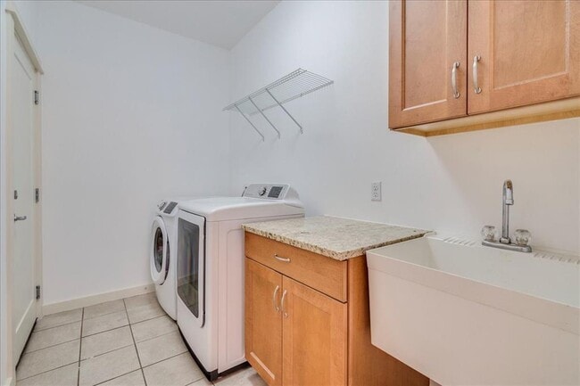 Building Photo - 4006 Valley View Rd