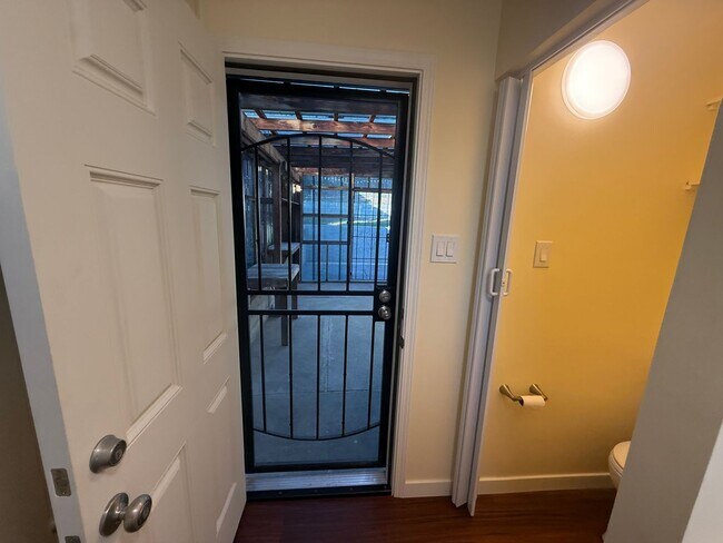 Building Photo - Stunning 2-bedroom, 1.5-bath Modern home i...