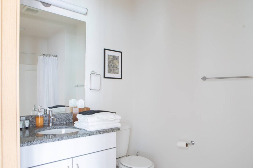 Building Photo - 1640 N Water St