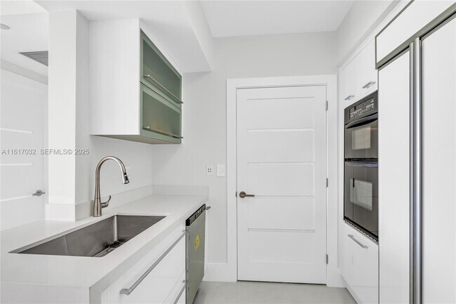 Building Photo - 18911 Collins Ave