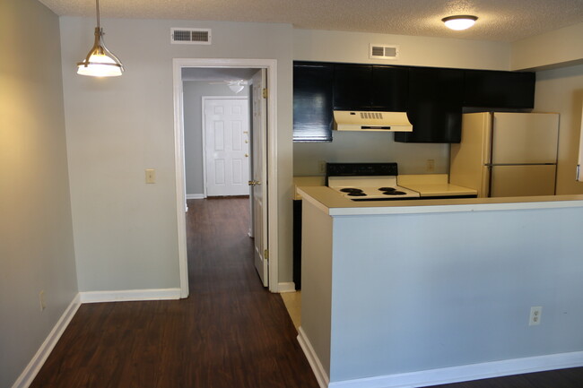 Building Photo - Fall 2025 Awesome 1 Bedroom Condo Near AU ...