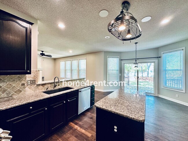 Building Photo - Elegant Cul-de-Sac Retreat with 5th Bedroo...