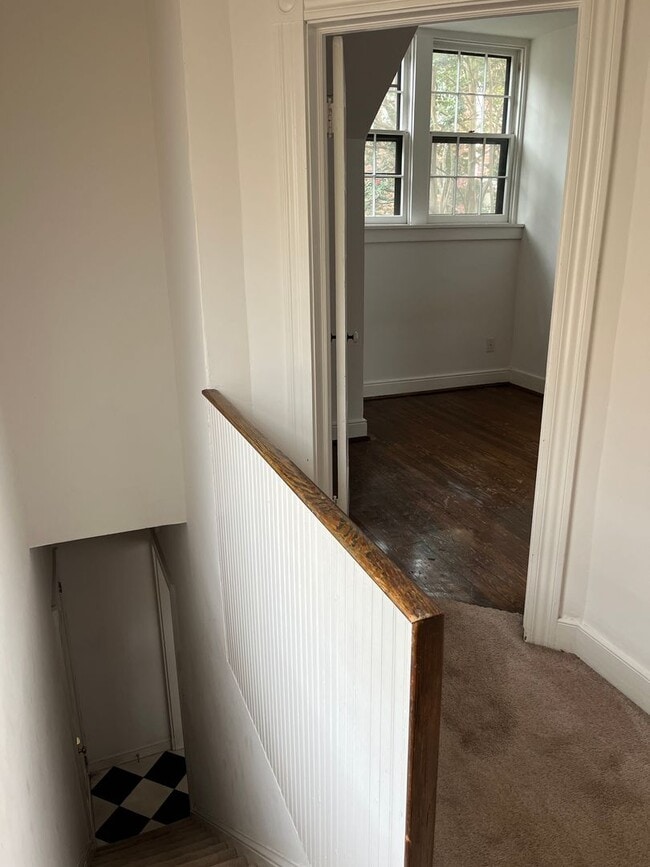 Building Photo - -- AVAILABLE SEPTEMBER 4TH -- 2 BR / 1 BA Beautiful Historic Carriage House on Monument Ave! Avai...