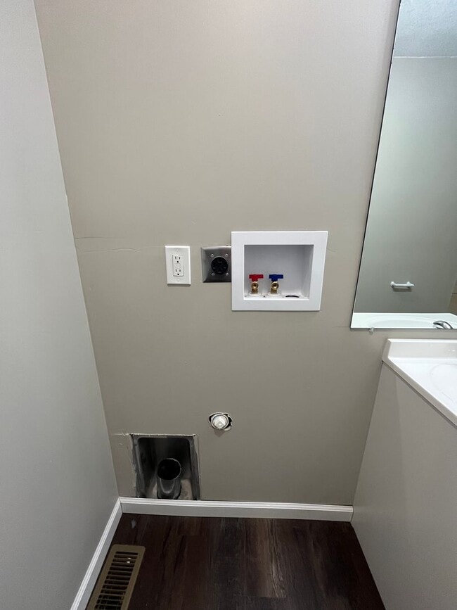 Building Photo - Spacious 3 Bedroom, 2-Bathroom Duplex - Pet Friendly - Section 8 Welcome!