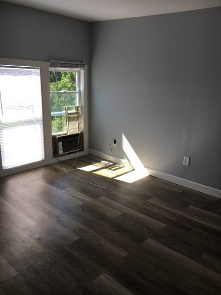 Building Photo - 1306 Charles St