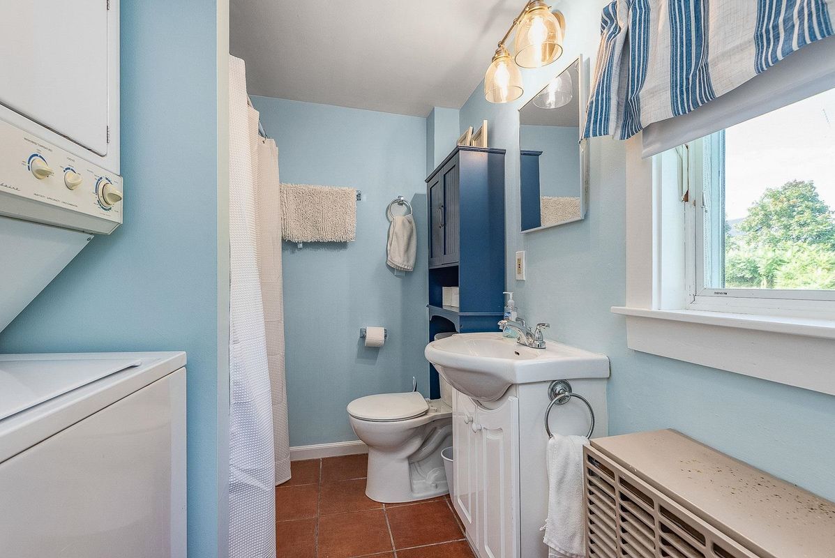 Building Photo - 1497 Ocean, Unit #1 Carriage House