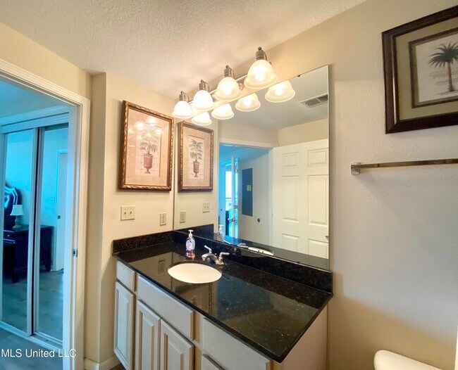 Building Photo - 2228 Beach Dr