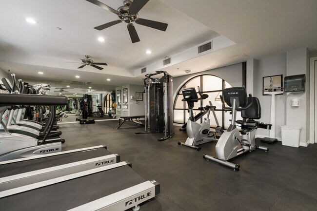 Building Photo - Expansive Marina District 2 Bedroom at Cit...