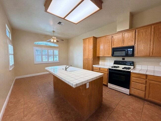 Building Photo - 710 Foothill St
