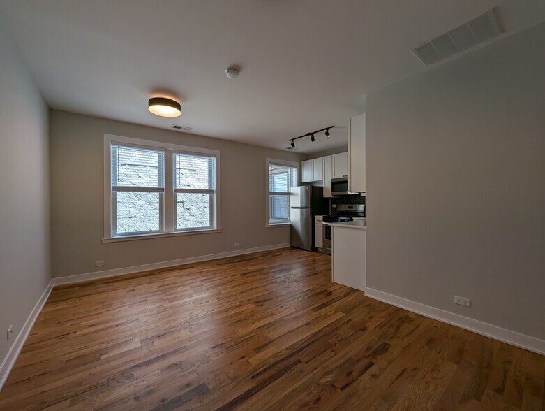 Primary Photo - 648 W Wrightwood Ave