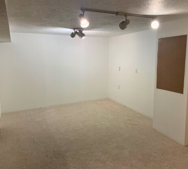 Building Photo - 1525 Carol Lynne Dr