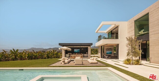 Building Photo - 6889 Dume Dr