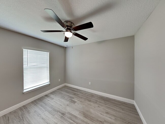 Building Photo - 7867 N Manville Rd