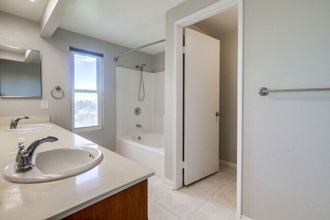 Building Photo - **Available Now*** Encinitas,  4 bedroom, 2.5 bathroom with 2 car garage***