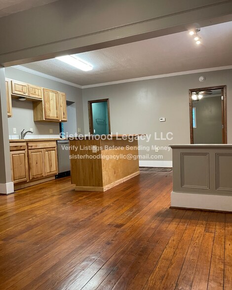 Building Photo - 838 S Oak St