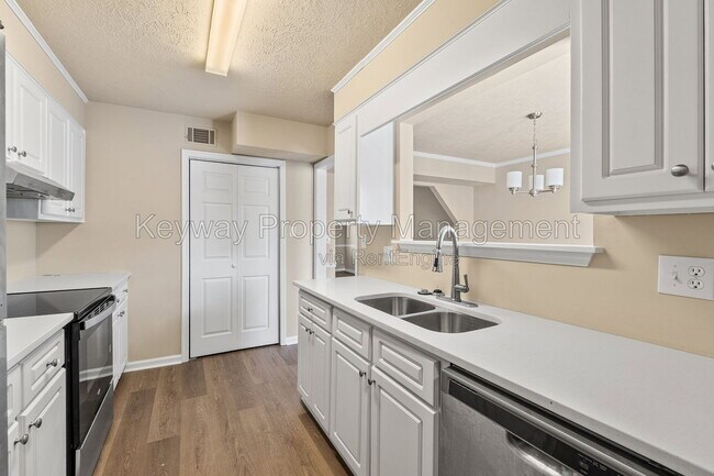 Building Photo - 3930 Almon Dr