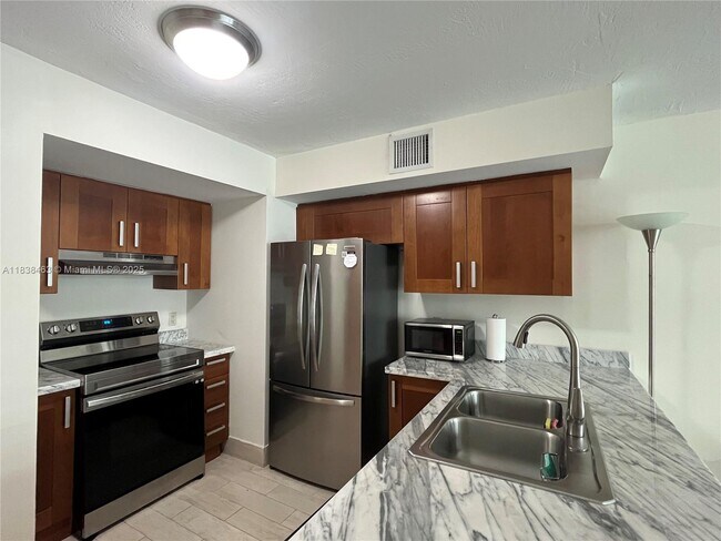 Primary Photo - 9499 Collins Ave