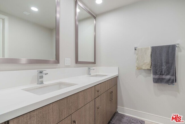 Building Photo - 6030 S Seabluff Dr