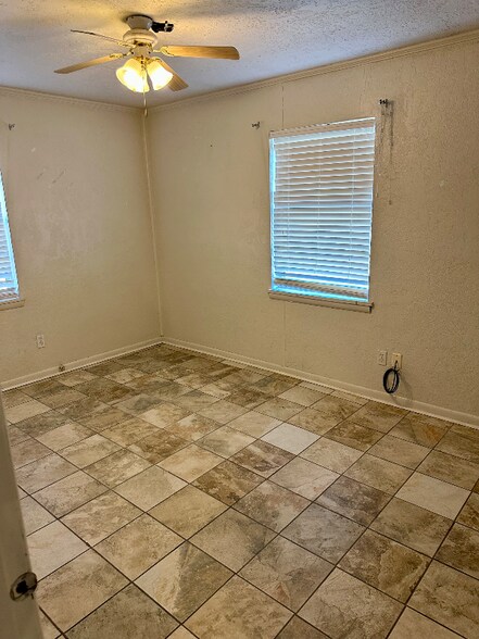 Building Photo - 4031 NW Lindy Ave