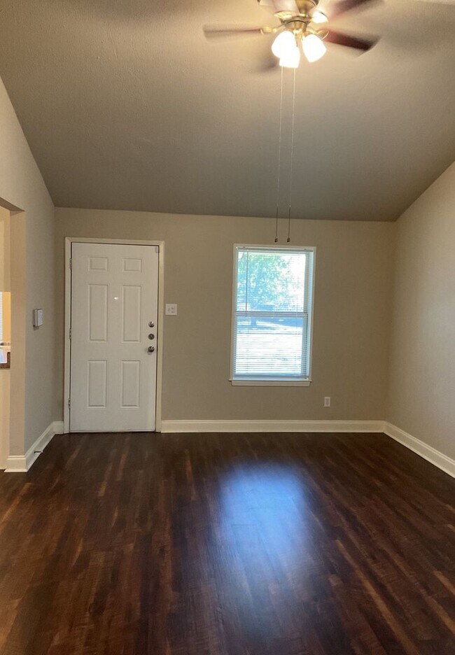 Building Photo - 2301 Lago Trail