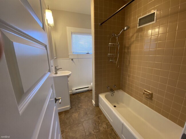 Building Photo - 6 br, 3 bath House - 517 Elm St