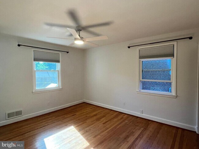 Building Photo - 10710 Jamaica Dr