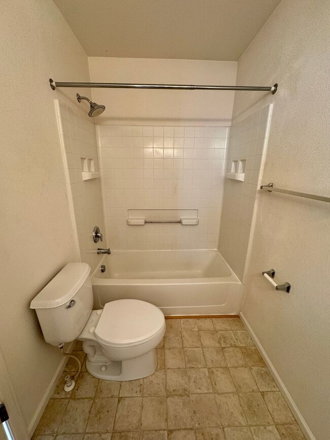 Building Photo - TWO BEDROOM TOWNHOME with AC