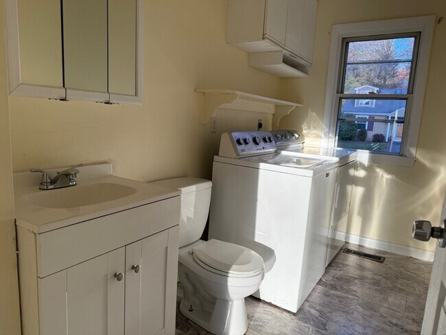 Building Photo - 10-12-12 Spring St