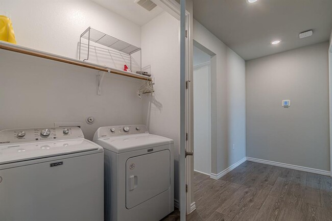 Building Photo - 127 Roaming Rock Trl