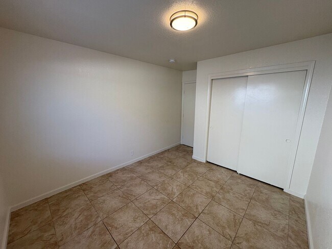 Building Photo - NE Visalia home Rent Ready!