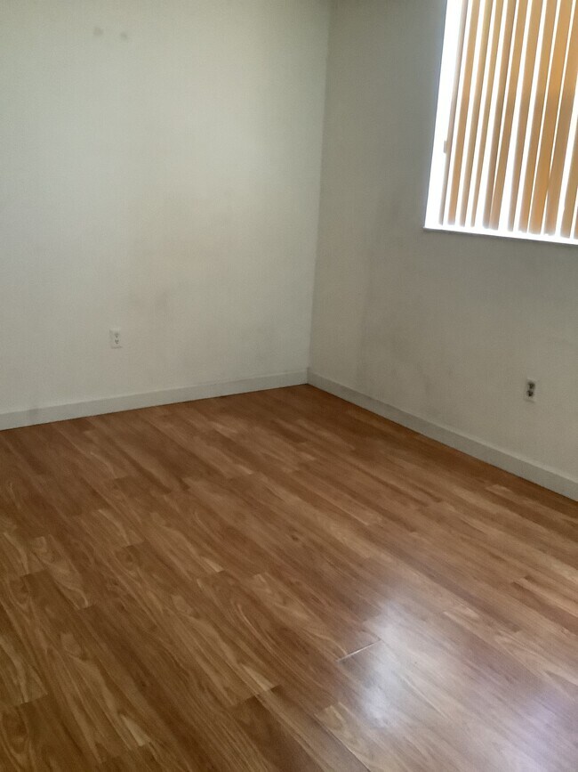 Building Photo - 1800 N Lauderdale Ave